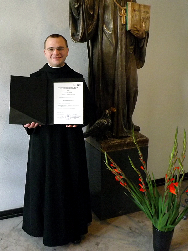 Heute hat – ganz simpel per Post – Frater Daniel sein Diplom-Zeugnis erhalten. Damit haben wir einen weiteren Diplom-Theologen in den Reihen unserer Mitbrüder.