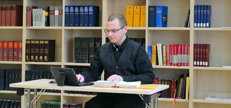 Frater Daniel tritt heute seine neue Stelle als Wissenschaftliche Hilfskraft am Klaus-Mörsdorf-Studium für Kanonistik der Ludwig-Maximilians-Universität München an.