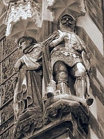 An der Chorhalle des Aachener Doms steht die Figur Wilhelms neben der des Benedikt von Aniane.