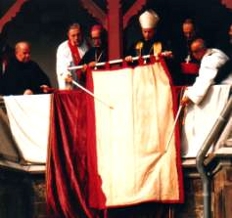 Zeigung des Grabtuchs, Heiligtumsfahrt 1986. Links außen: P. Gregor Kerst OSB. Mit Mitra: Abt Albert Altenähr OSB.