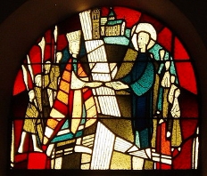 Glasfenster von Ernst Jansen-Winkeln in der Abteikirche: Kaiser Ludwig der Fromme schenkt Benedikt von Aniane Reliquien aus dem Schatz der Pfalzkapelle
