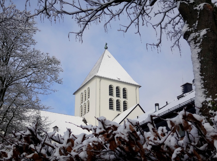 2015 01 30 Abteikirche im Schnee