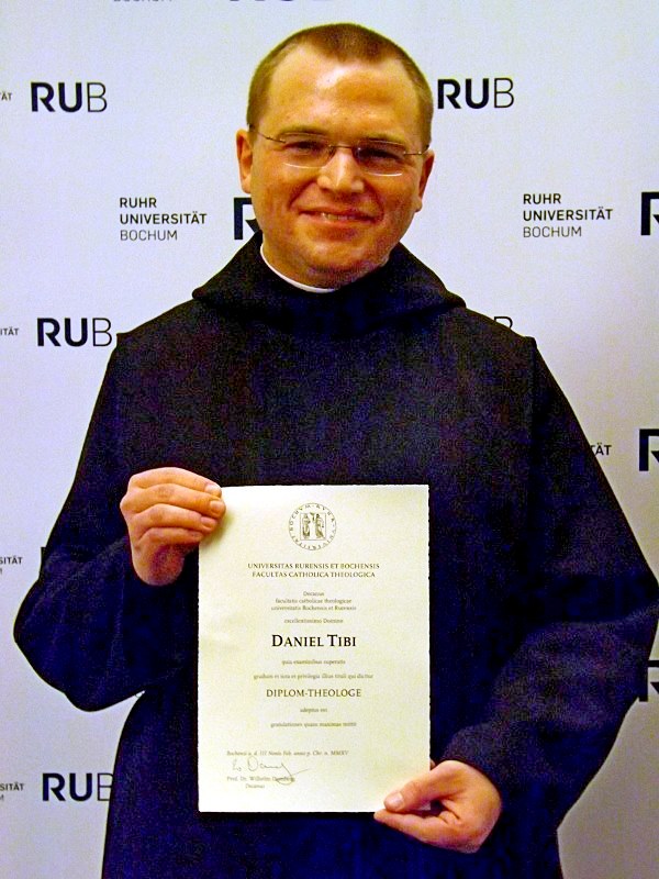 2015.02 06 Fr Daniel mit Diplom