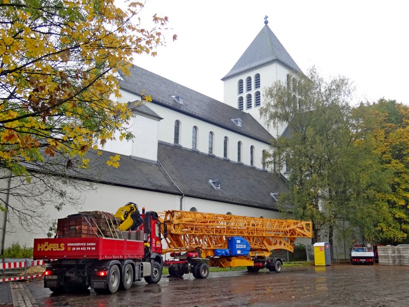 2016 10 20 Dachdeckerarbeiten Kirchendach Baukran