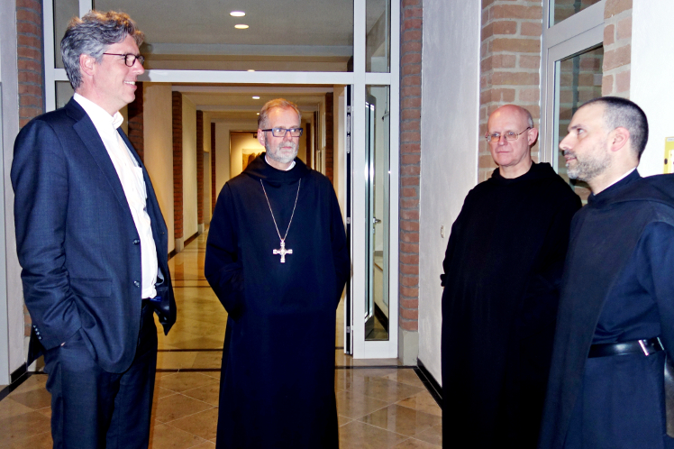 Oberbürgermeister Marcel Philipp mit Abt Friedhelm, Pater Oliver und Frater Antonius || Foto: Albert Altenähr OSB