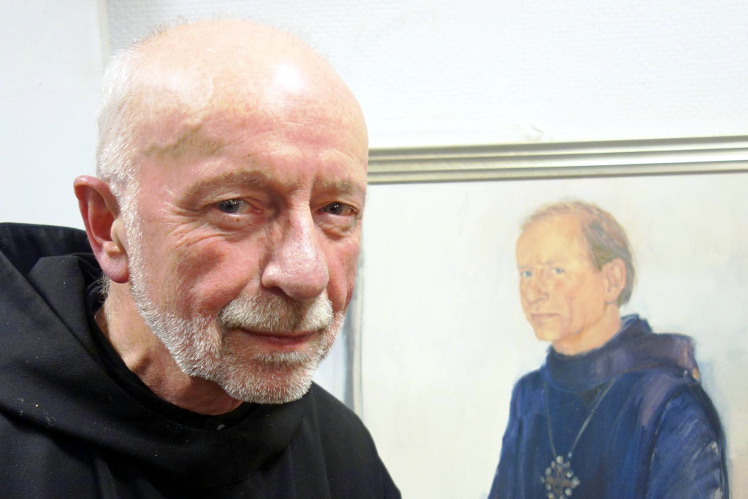 Pater Albert vor einem Portrait, das Janet Brooks-Gerloff 1985 von ihm gemalt hat.