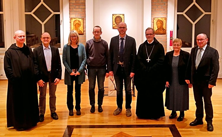 Abt Friedhelm und Oblatenrektor Pater Oliver mit unseren vier neuen Oblaten und zwei neuen Kandidaten unserer Oblatengemeinschaft