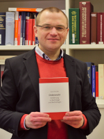 Daniel Tibi: Ordensrecht. Einführung in Rechtslage und Rechtsfragen, St. Ottilien: EOS 2023. ISBN 978-3-8306-8208-0