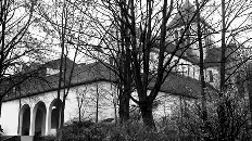 Kühl und doch anziehend: Das Gotteshaus der Benediktiner versprüht keine Bilderwelt à la „Der Name der Rose“. (Foto: Harald Krömer)