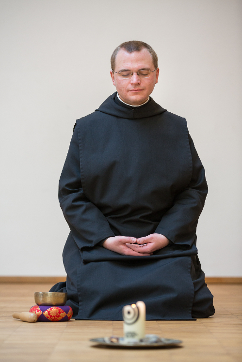 Frater Daniel bei der Meditation. (Foto: Daniel Carreño, Fotostudio Vorbildlich, Aachen)