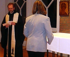 Eine unserer Oblatinnen legt vor Abt Friedhelm ihr Oblationsversprechen ab.