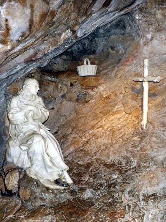 Drei Jahre verbrachte Benedikt als Einsiedler in einer Höhle in Subiaco. Die Höhle im heutigen Kloster Sacro Speco, Subiaco (Italien) ist ein beliebtes Wallfahrtsziel. (Foto: Daniel Tibi OSB)