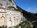 Über der Höhle, in der Benedikt als Einsiedler gelebt hat, befindet sich heute das Kloster Sacro Speco. (Foto: Daniel Tibi OSB)